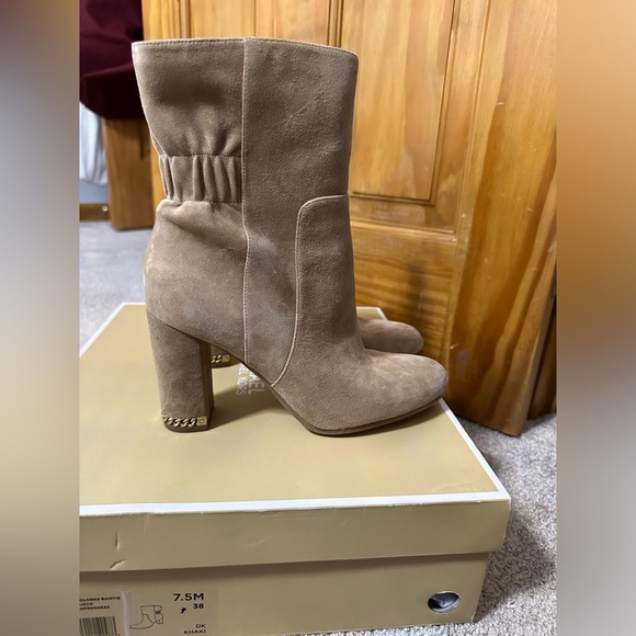 Michael Kors Dolores Suede Bootie size 7.5 GOOD CONDITION - Picture 2 of 8